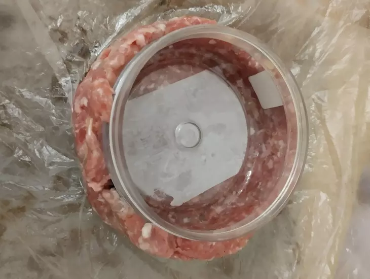 Горячее порционное блюдо с мясом, шампиньонами и картофелем по махеевски: шаг 6