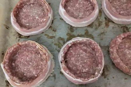 Горячее порционное блюдо с мясом, шампиньонами и картофелем по махеевски: шаг 7