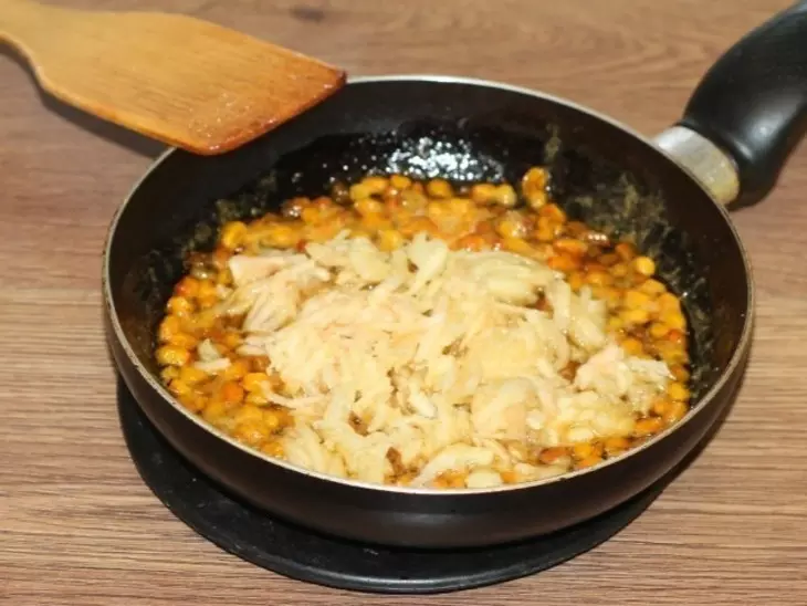 Пироги с брусникой, облепихой и яблоком: шаг 11