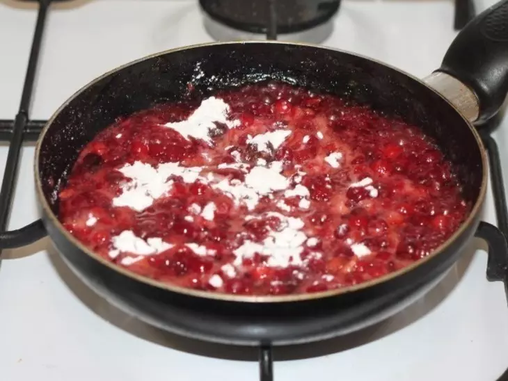 Пироги с брусникой, облепихой и яблоком: шаг 13