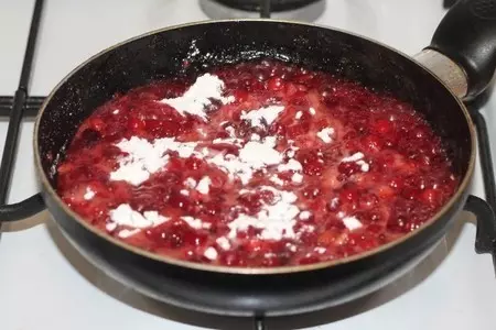 Пироги с брусникой, облепихой и яблоком: шаг 13