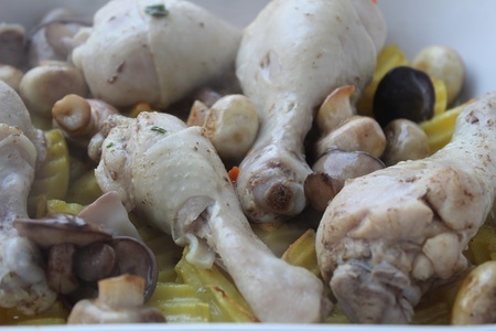 Куриные голени с грибами и картофелем: шаг 7