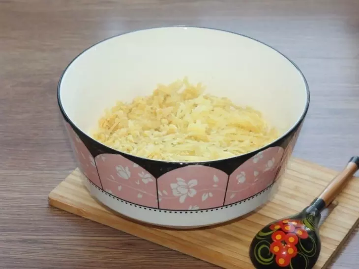 Дрожжевые блины с жареным луком и чесноком: шаг 3