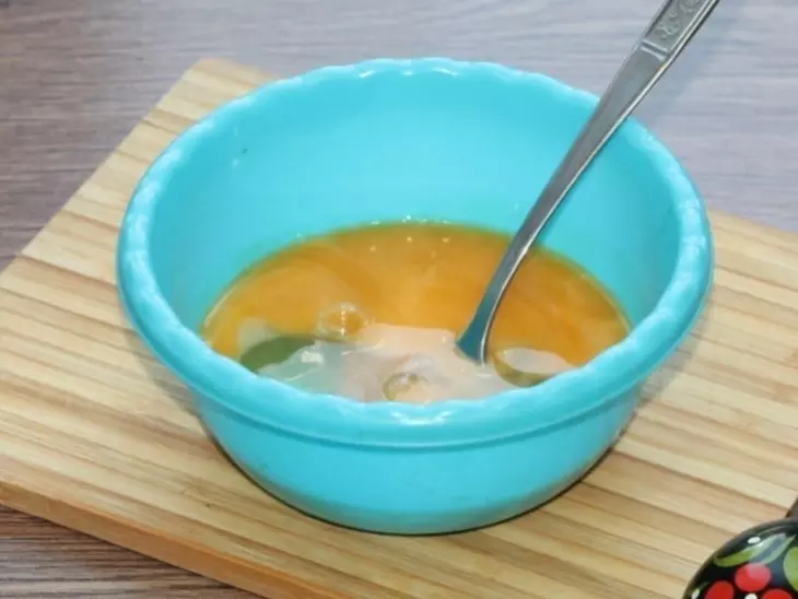 Дрожжевые блины с жареным луком и чесноком: шаг 4