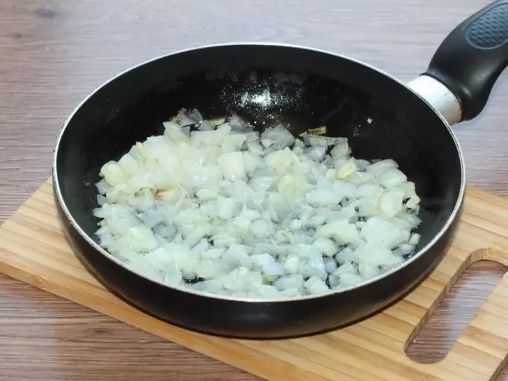 Дрожжевые блины с жареным луком и чесноком: шаг 9