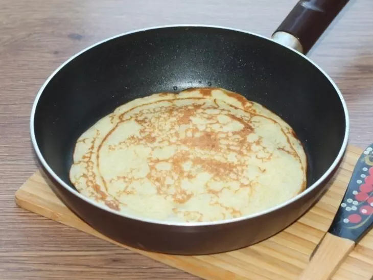 Дрожжевые блины с жареным луком и чесноком: шаг 11