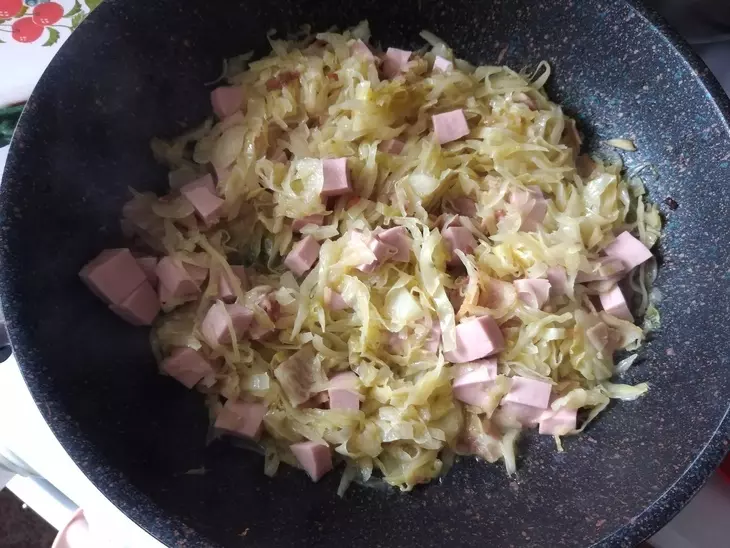 Ржано-пшеничные блины с жареной капустой с беконом и колбасой "незабываемые" #масленица2023: шаг 6
