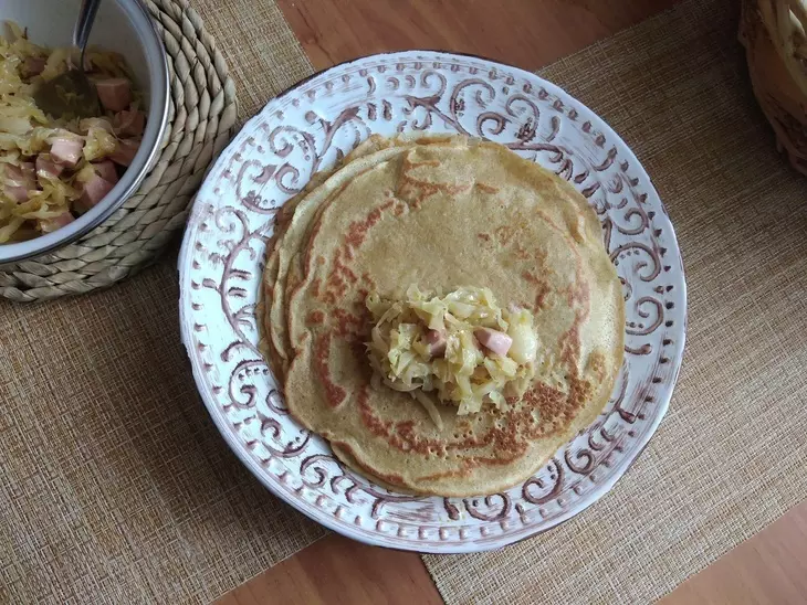 Ржано-пшеничные блины с жареной капустой с беконом и колбасой "незабываемые" #масленица2023: шаг 12