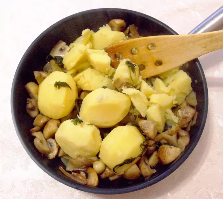 Картофель с шампиньонами под зеленым маслом: шаг 5