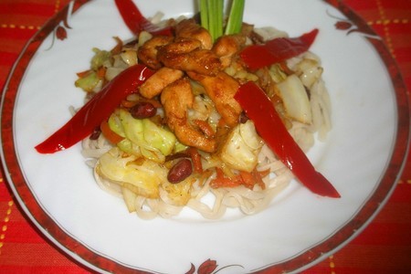 Китайская лапша с куриной грудкой и овощами: шаг 1