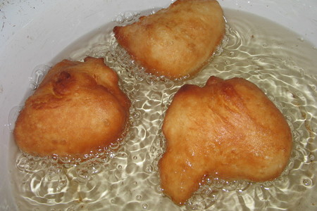 Пончики дрожжевые с вишневым варением.: шаг 3