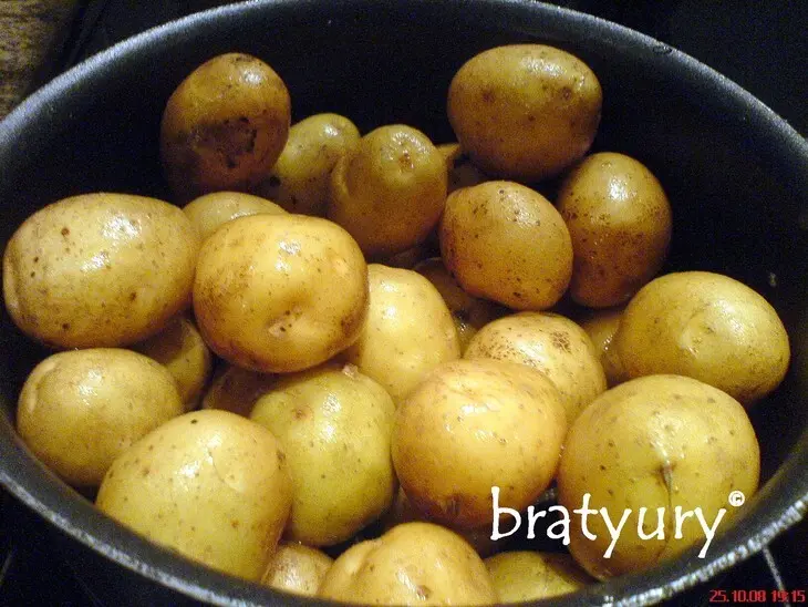 Картофелины, запечённые в духовке и залитые зелёным соусом с авокадо: шаг 1