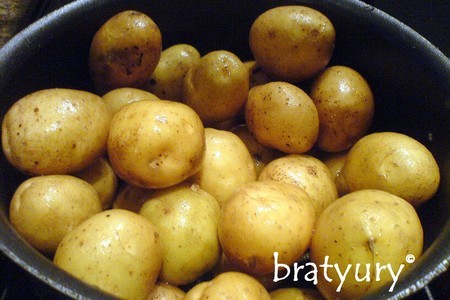 Картофелины, запечённые в духовке и залитые зелёным соусом с авокадо: шаг 1