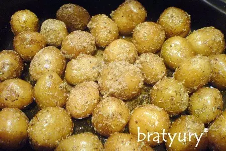 Картофелины, запечённые в духовке и залитые зелёным соусом с авокадо: шаг 5
