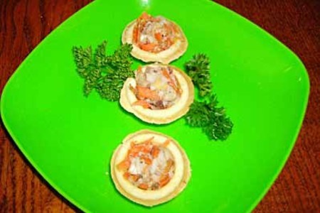 Рыбный салат в мини-тарталетках: шаг 8