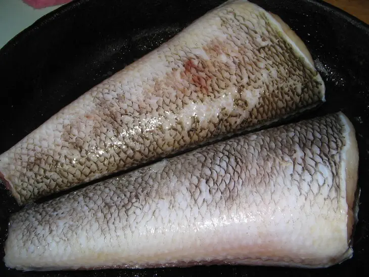 Рыба запеченная в сливках с луком и грецкими орехами: шаг 1