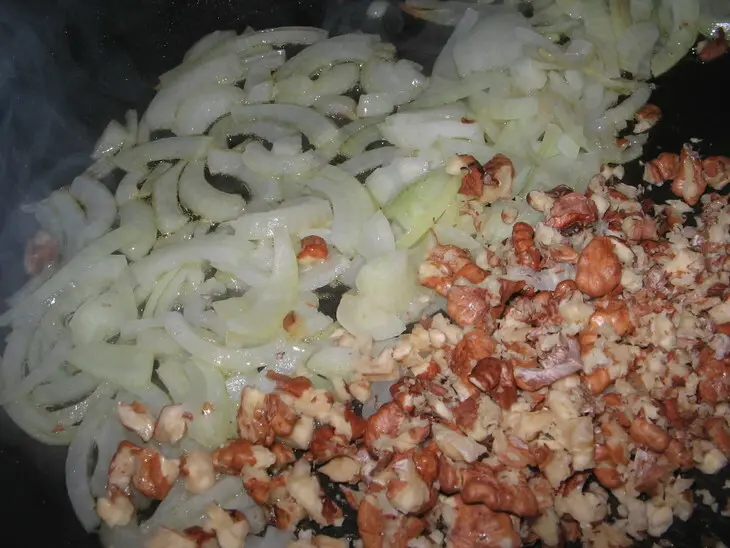 Рыба запеченная в сливках с луком и грецкими орехами: шаг 2
