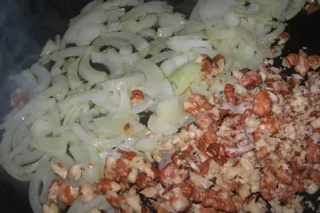Рыба запеченная в сливках с луком и грецкими орехами: шаг 2