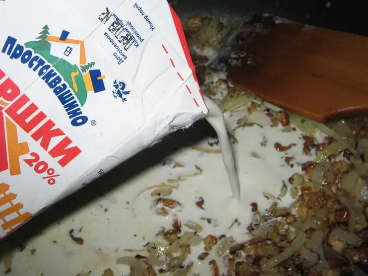 Рыба запеченная в сливках с луком и грецкими орехами: шаг 3