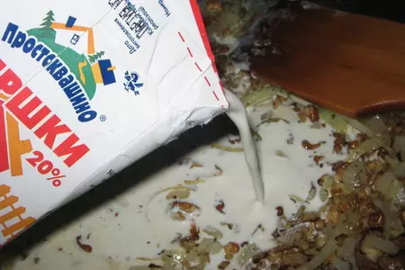 Рыба запеченная в сливках с луком и грецкими орехами: шаг 3