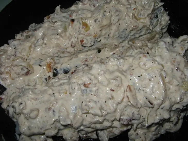 Рыба запеченная в сливках с луком и грецкими орехами: шаг 4