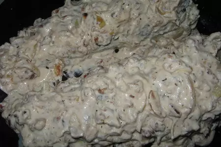 Рыба запеченная в сливках с луком и грецкими орехами: шаг 4