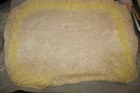 Пицца "салями" с овощным акцентом и сыром в корочке: шаг 2