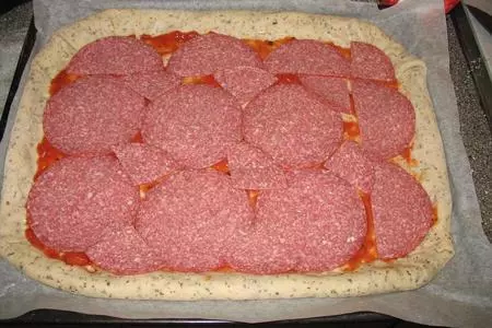 Пицца "салями" с овощным акцентом и сыром в корочке: шаг 4