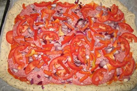 Пицца "салями" с овощным акцентом и сыром в корочке: шаг 5