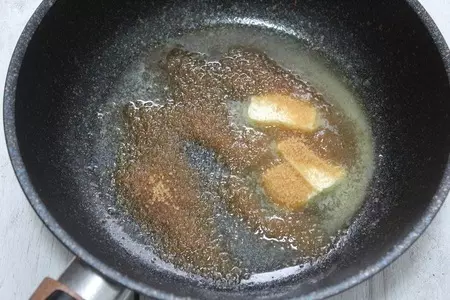Яблочный пирог с карамелью на сковороде: шаг 1
