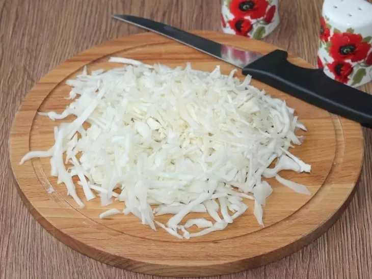 Постный салат из капусты и зеленого горошка: шаг 1