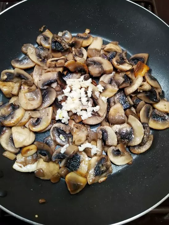 Фунчоза с овощами и грибами: шаг 4