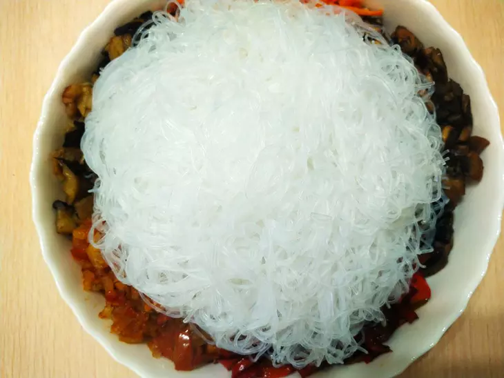 Фунчоза с овощами и грибами: шаг 9