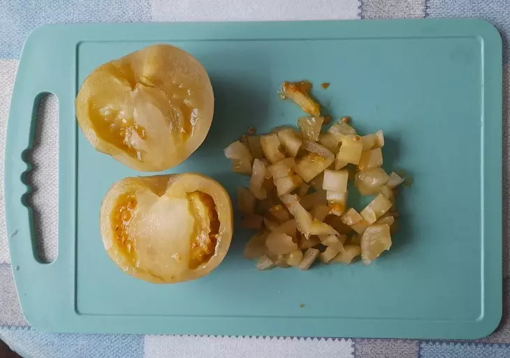 Салат из свёклы с солёными помидорами: шаг 2