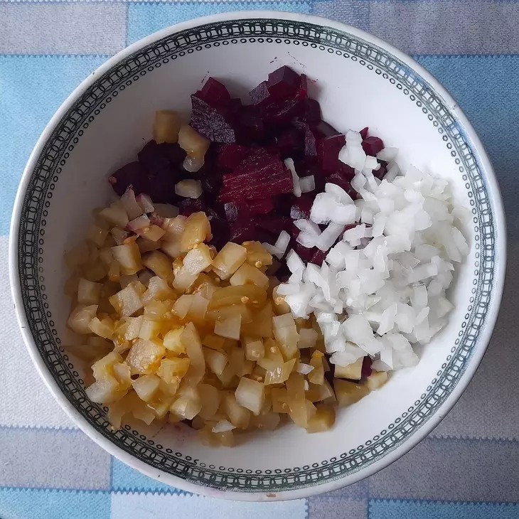 Салат из свёклы с солёными помидорами: шаг 4