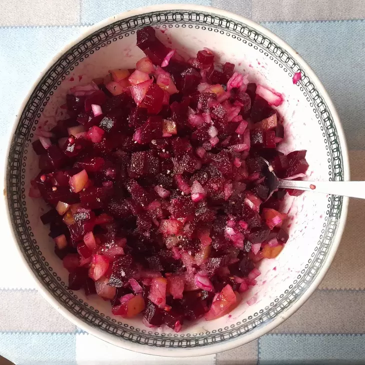 Салат из свёклы с солёными помидорами: шаг 5