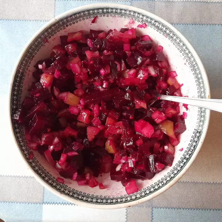 Салат из свёклы с солёными помидорами: шаг 6