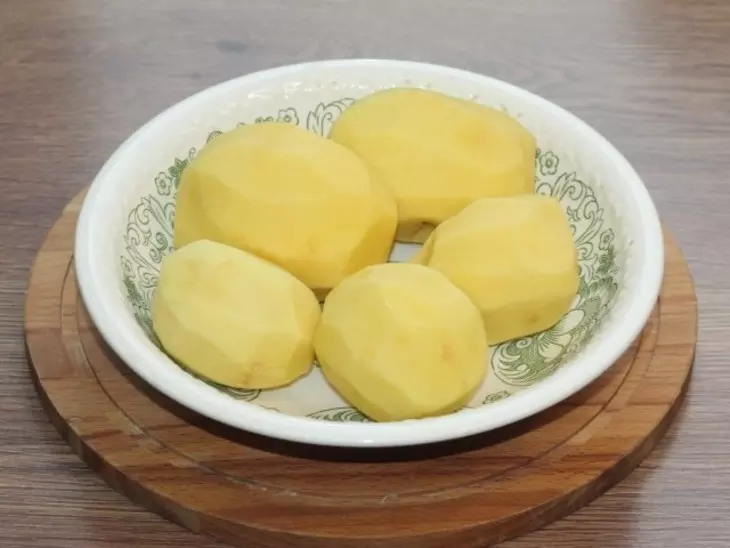 Пряные картофельные рулетики: шаг 1