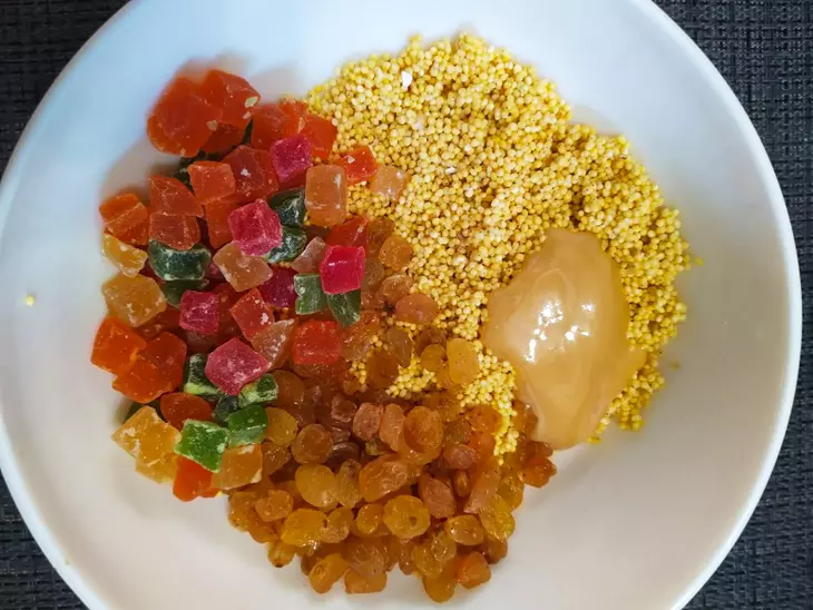 Каша пшенная с цукатами, мёдом и изюмом в тыкве запечённая в духовке: шаг 2