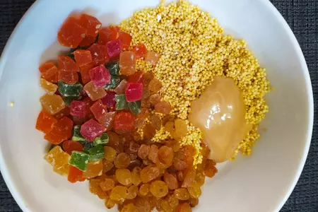 Каша пшенная с цукатами, мёдом и изюмом в тыкве запечённая в духовке: шаг 2