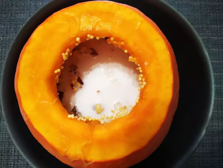 Каша пшенная с цукатами, мёдом и изюмом в тыкве запечённая в духовке: шаг 3