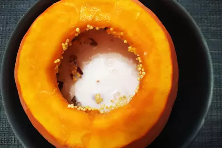 Каша пшенная с цукатами, мёдом и изюмом в тыкве запечённая в духовке: шаг 3