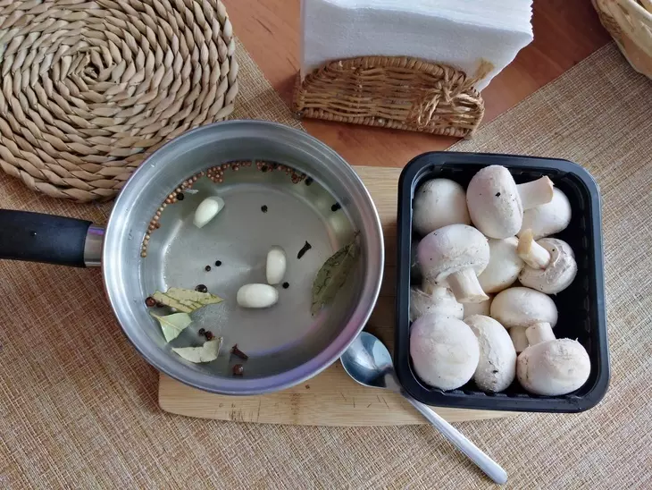 Быстрые маринованные шампиньоны к печёному картофелю: шаг 1