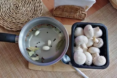Быстрые маринованные шампиньоны к печёному картофелю: шаг 1