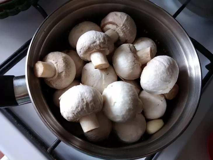 Быстрые маринованные шампиньоны к печёному картофелю: шаг 2