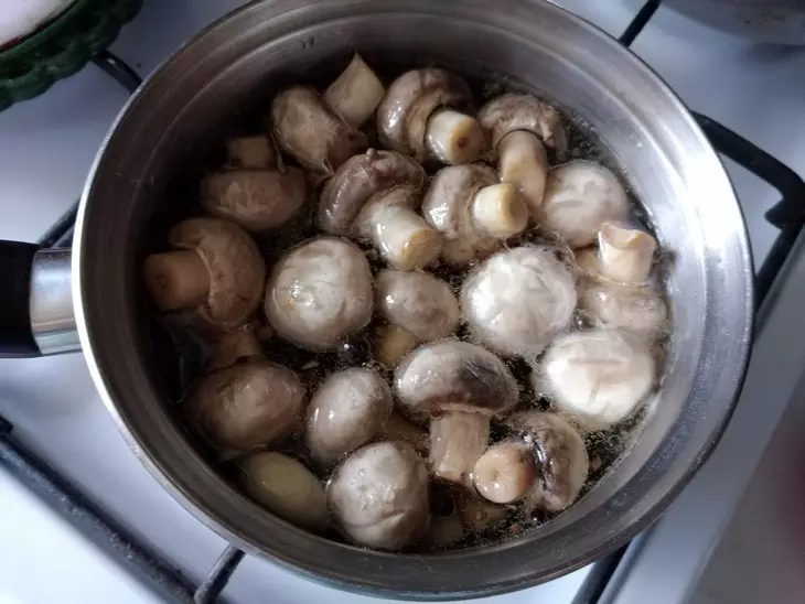Быстрые маринованные шампиньоны к печёному картофелю: шаг 3