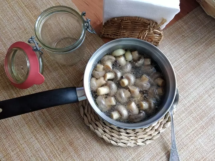 Быстрые маринованные шампиньоны к печёному картофелю: шаг 4