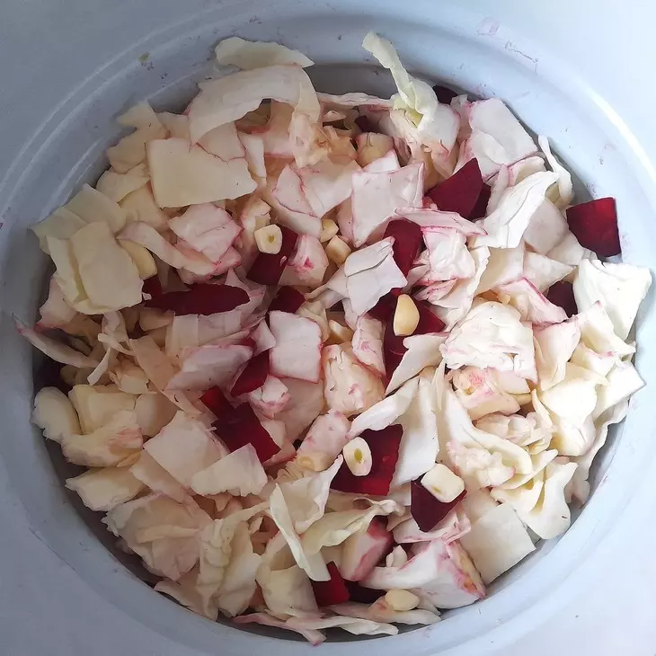 Маринованная капуста со свёклой и чесноком: шаг 4
