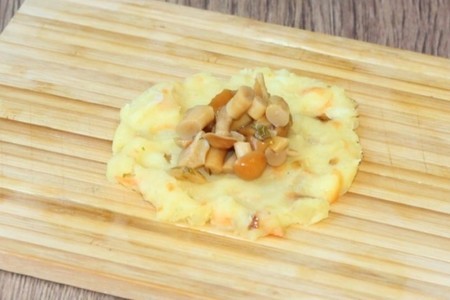 Potato-mushroom filling in a crispy crust: step 10