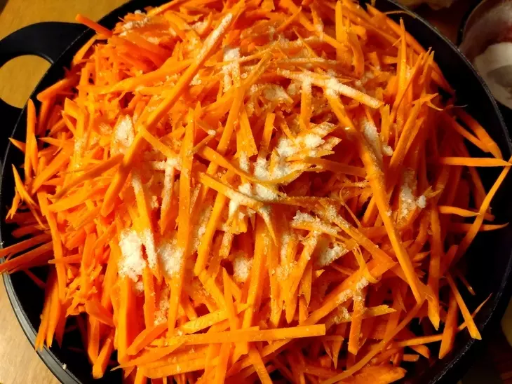 Морковь по-корейски с луком: шаг 4